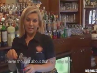 Bartender suge ax în spatele counter