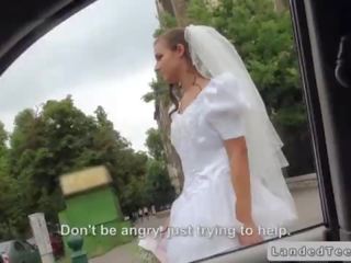 Rejected pengantin perempuan menghisap zakar dalam kereta dalam awam