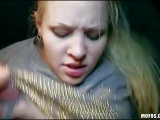 Lustful blondinka ýaşlar hitch hikes and fucked in jemagat öňünde